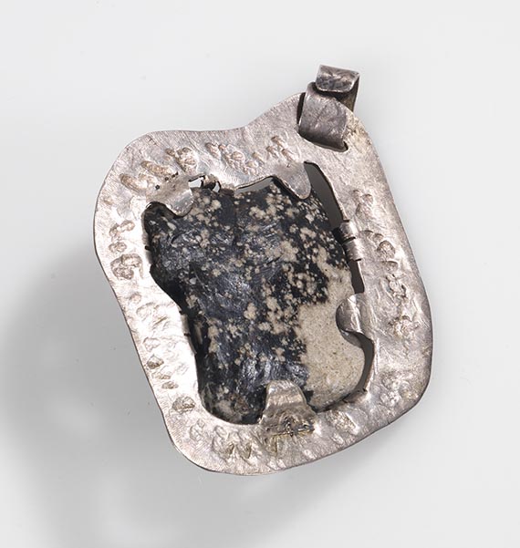 Karl Schmidt-Rottluff - Blattförmiger Silberanhänger mit schwarz-weiß marmoriertem Stein - Back side