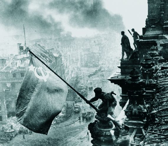 Jewgeni Chaldej - Die rote Fahne auf dem Reichstag, Berlin 2. Mai 1945