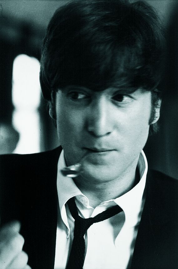 Max Scheler - John Lennon mit Löffel im Mund - im Zug bei London