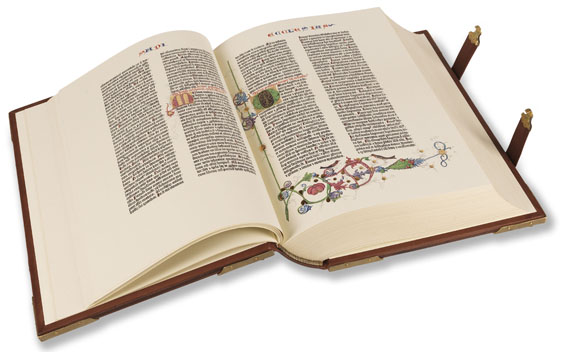  Faksimile - Gutenberg-Bibel. 2 Bde. Dabei: Kommentar und Holzständer - 