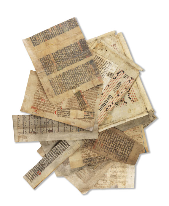  Manuskripte - Sammlung von ca. 30 Bll. Pergamentresten