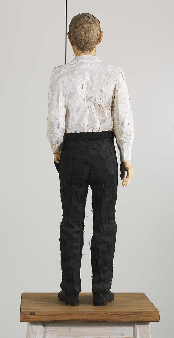Stephan Balkenhol - Mann mit weißem Hemd und schwarzer Hose