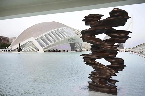 Illustration for: Another work from the "Runner" series with a different patina, exhibited in the "City of Arts and Sciences" / "Ciutat de les Arts i les Ciències" in Valencia, Spain. © VG Bild-Kunst, Bonn 2025