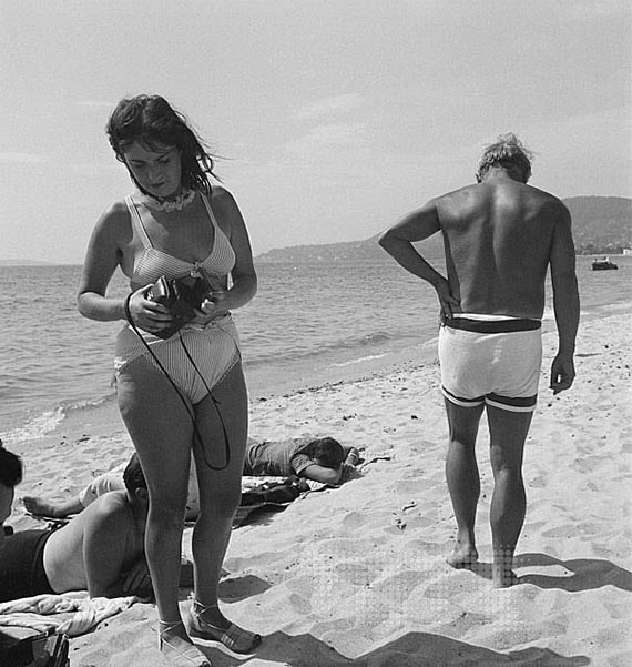 Illustration for: Dora Maar and Pablo Picasso on the beach. Taken in Juan-les-pins, France, September 1937, Tate Images.<br />Photo: Eileen Agar. © Succession Picasso