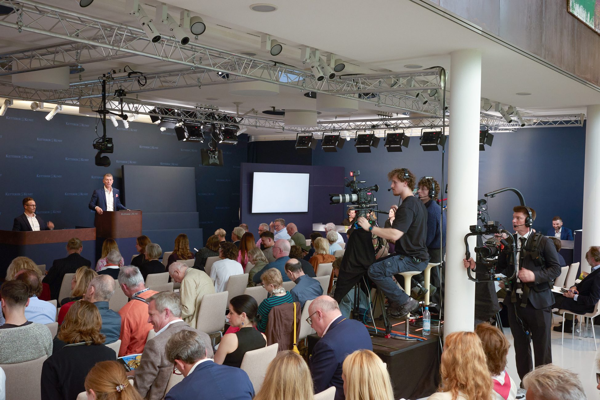 The saleroom at Ketterer Kunst during an auction