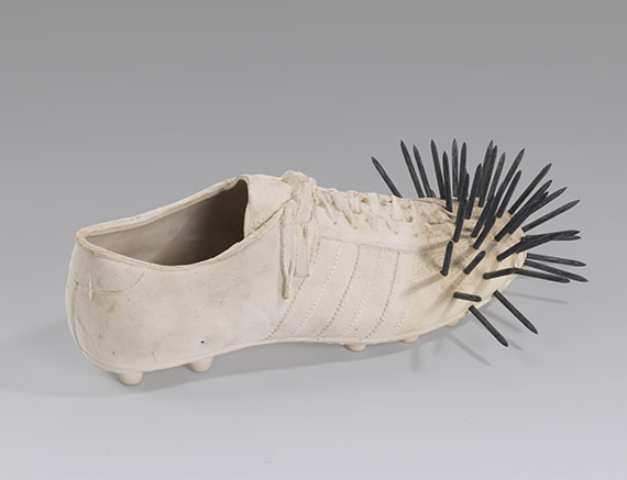 Günther Uecker - Schuh. Gemeinschaftsarbeit mit Siddartha Y Fongi (1936-2012, deutscher Konzeptkünstler und wichtger Vertreter des Kritischen Realismus) - 