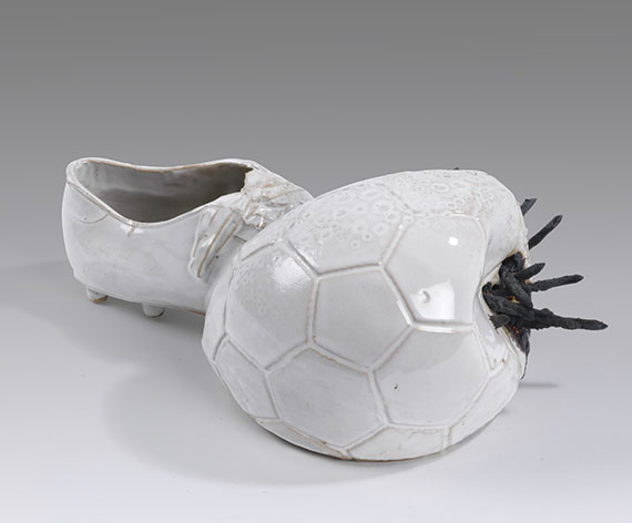 Günther Uecker - Fußballschuh. Gemeinschaftsarbeit mit Y Fongi (1936-2012, deutscher Konzeptkünstler und wichtiger Vertreter des Kritischen Realismus) - 