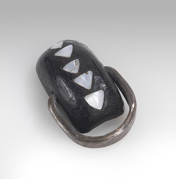 Karl Schmidt-Rottluff - Ring mit beweglichem Schild aus Ebenholz - 
