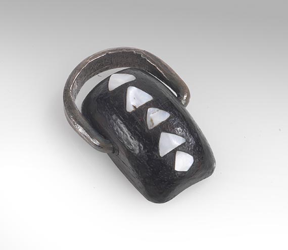 Karl Schmidt-Rottluff - Ring mit beweglichem Schild aus Ebenholz