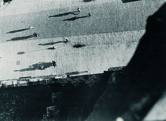 László Moholy-Nagy - 2 Bll.: Fotogramm. Blick von oben auf die Straße