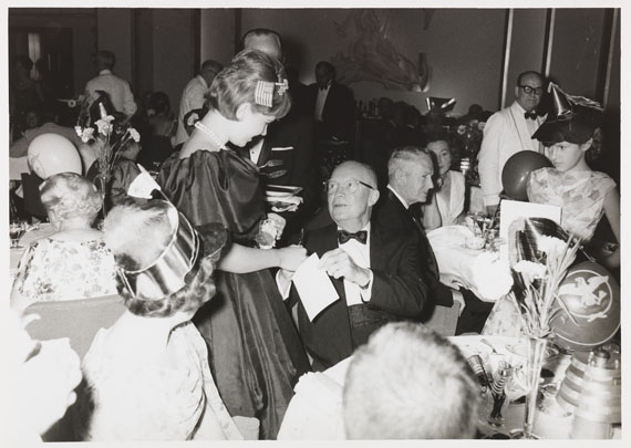   - Sammlung H. Müller. Fotografien, tlw. mit Widmungen. 6 Alben, 1 Ordner. Um 1930er-60. - 