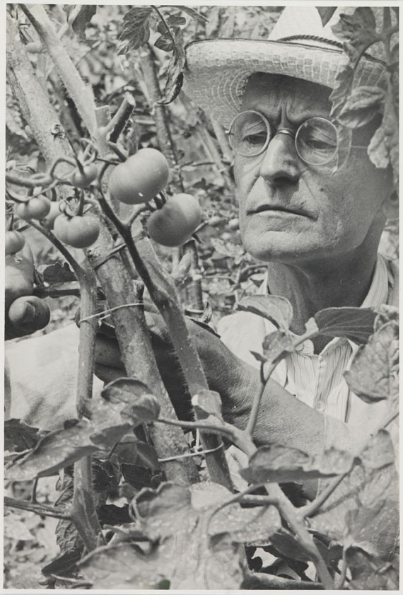Hermann Hesse - 4 Porträtfotos mit Signatur. Dabei: 20 weitere Porträtkarten u. Abbildungen. 1930-40. - 
