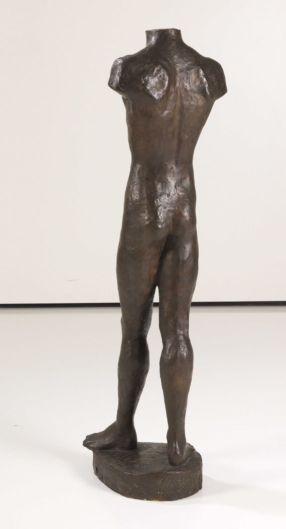 Hermann Blumenthal - Männlicher Torso stehend auf ovaler Platte