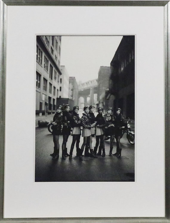 Peter Lindbergh - Cindy Crawford, Tatjana Patitz, Helena Christensen, Linda Evangelista, Claudia Schiffer, Naomi Campbell, Karen Mulder & Stephani Seymour, Brooklyn, New York (American Vogue) - Frame image