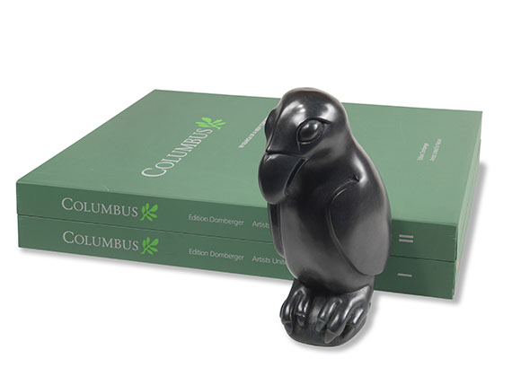   - Columbus - In search of a new tomorrow, 2 Mappen, 1 Skulptur. - 