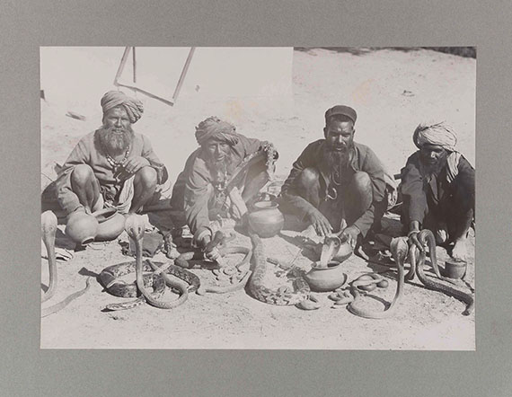   - Sammlung von ca. 200 Indien-Fotografien. Zus. 3 Teile - 