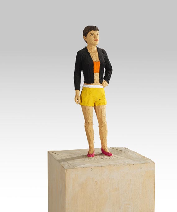 Stephan Balkenhol - Frau in gelben Shorts - 