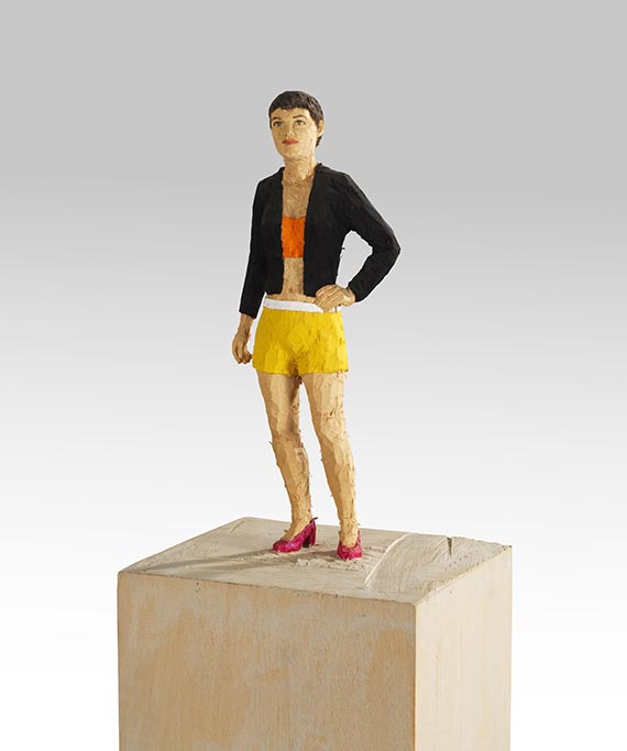 Stephan Balkenhol - Frau in gelben Shorts - 