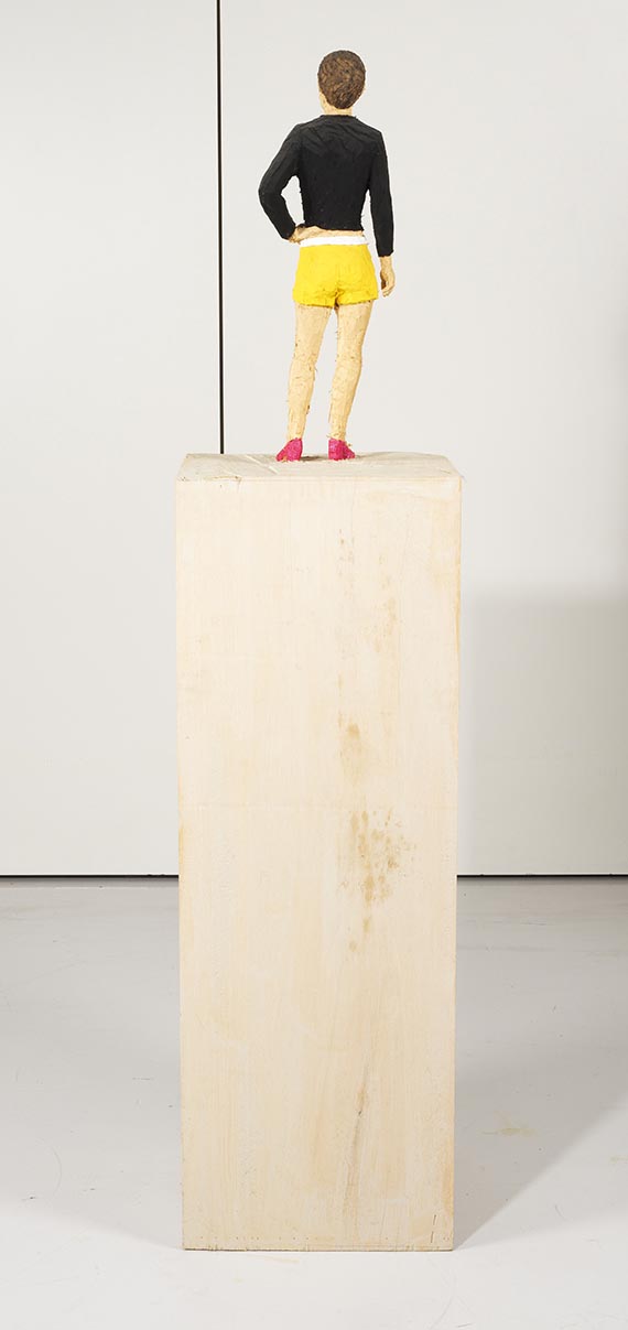 Stephan Balkenhol - Frau in gelben Shorts - Back side