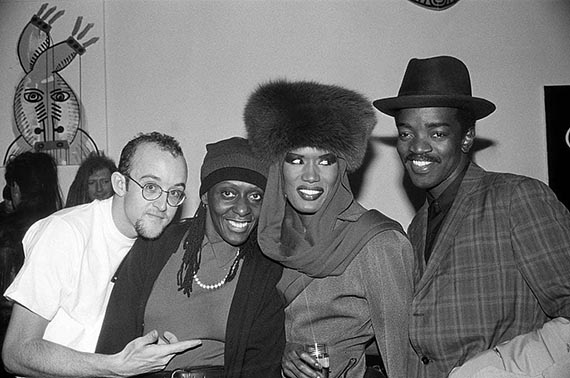 Illustration for: Keith Haring, Bethann Hardison, Grace Jones and Fred "Fab 5 Freddy" Brathwaite (l. to r.) at Fun Gallery, New York, ca. 1983, photo: Ande Whyland. © Andrea Weiland