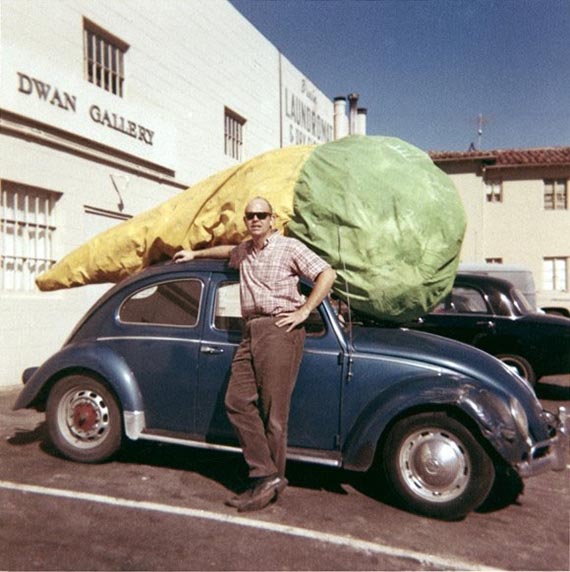 Illustration for: Claes Oldenburg with „Floor Cone“ (1962) in front of the Dwan Gallery in Los Angeles. © Claes Oldenburg