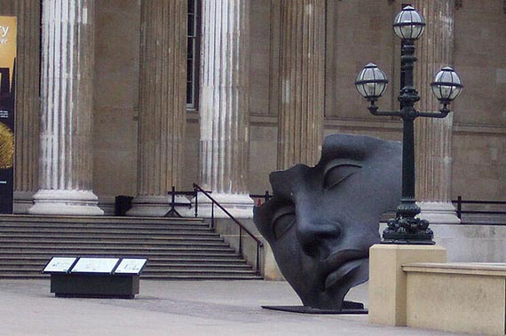 Illustration for: Igor Mitoraj, Hollow face, 2002, Bronze, in front of the British Museum, London. © VG Bild-Kunst, Bonn 2025