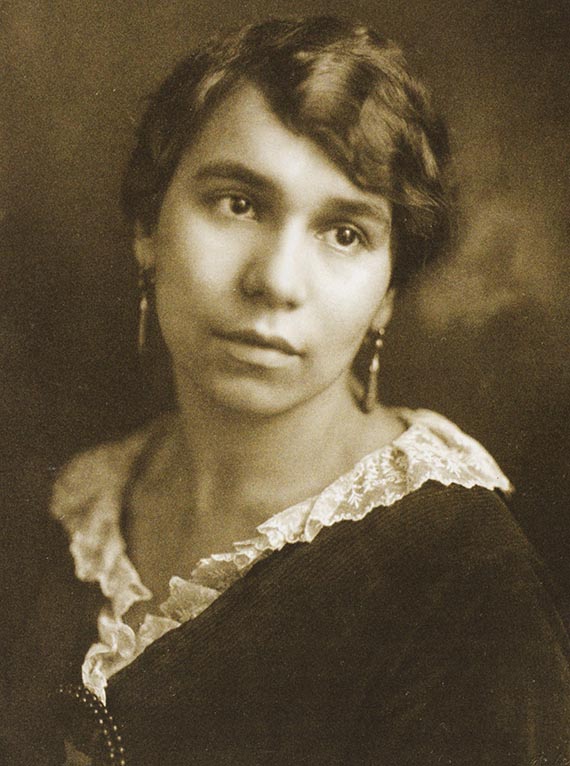 Illustration  for: Lotte Pechstein, 1917, private collection, photo: Minya Diez-Dührkoop. © Pechstein Hamburg / Berlin / VG Bild-Kunst, Bonn 2025
