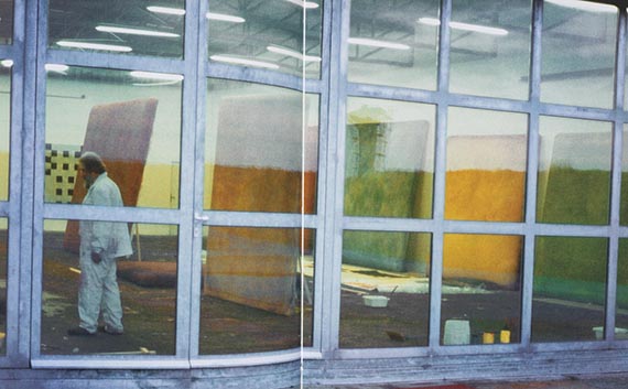 Illustration for: Gotthard Graubner in his studio, photo: Georg Schmidt. © VG Bild-Kunst, Bonn 2025