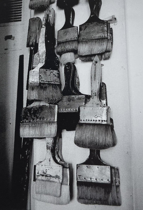 Illustration for: Brushes in Pierre Soulage’s studio in Paris, photo: Vincent Cunillère. © VG Bild-Kunst, Bonn 2025