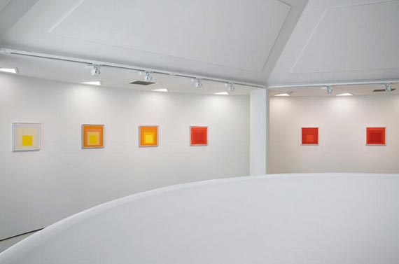 Illustration for: Exhibition view "Josef Albers in Mexico", Guggenheim Museum, New York, November 2017–April 2018, featuring paintings from the "Homage to the Square" series. © VG Bild-Kunst, Bonn 2025