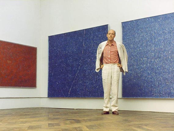 Illustration for: Piero Dorazio in his room at the 30th Venice Biennale, 1960, photo: Virginia Dortch.<br />Foto: © VG Bild-Kunst, Bonn 2025, Virginia Dortch Dorazio Estate / Artists Rights Society (ARS)