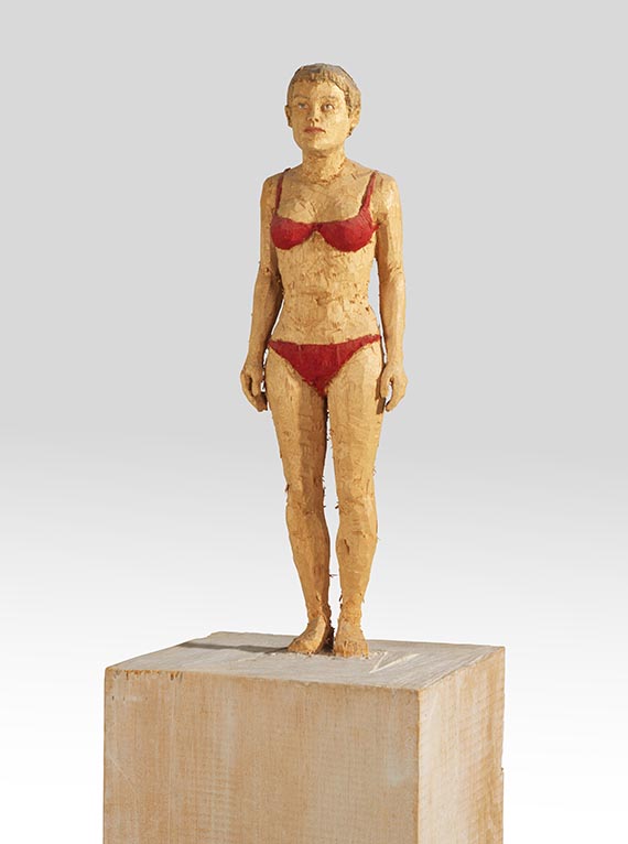 Stephan Balkenhol - Frau in rotem Bikini - 