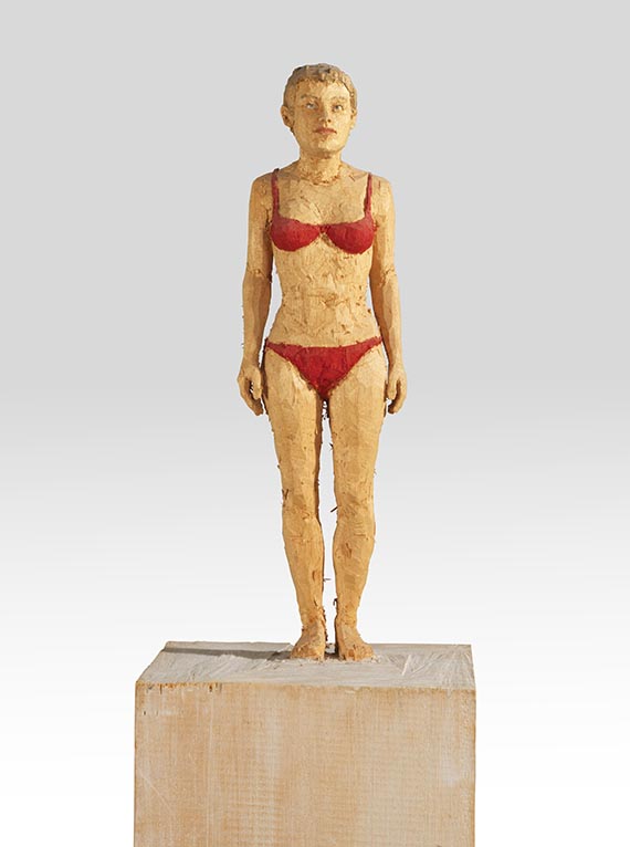 Stephan Balkenhol - Frau in rotem Bikini - 