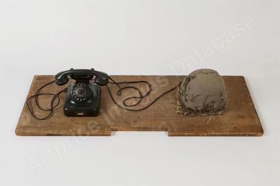 "Erdtelephon" (1968)
Mischtechnik Skulptur (Telephone, lump of...