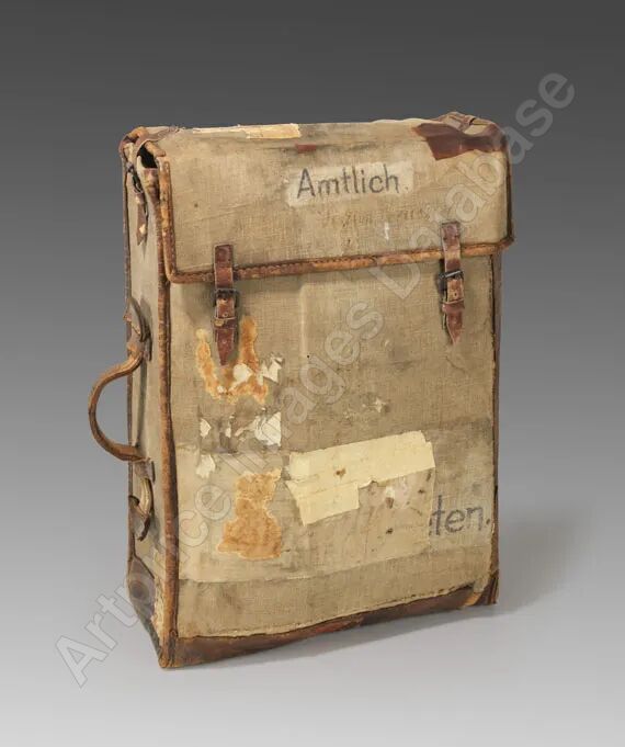 Amtlich
Objekt (canvas suitcase with leather, remains of adhesive labels, masking tape and filled with...
