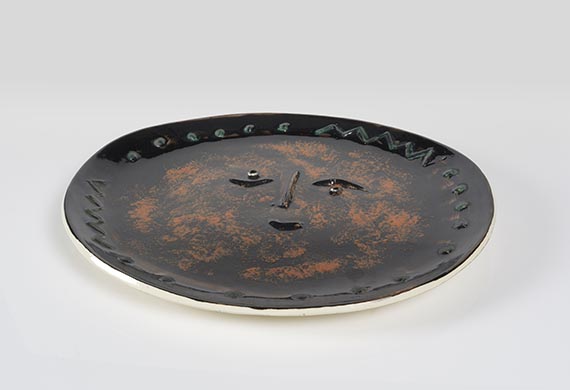 Pablo Picasso - Face in an oval - 