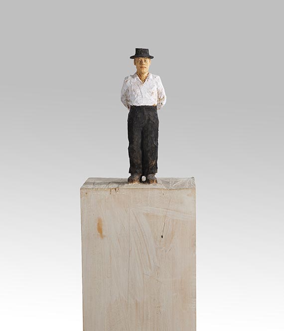 Stephan Balkenhol - Mann mit weißem Hemd und Hut - 