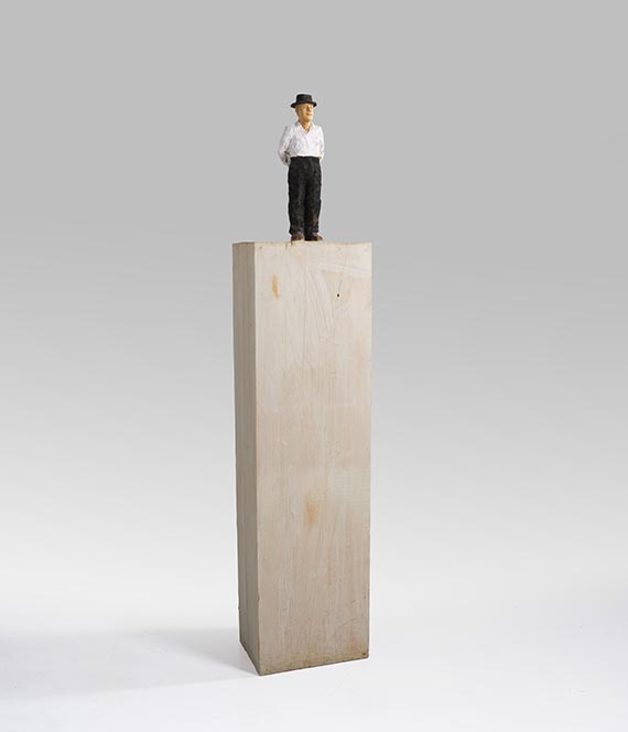 Stephan Balkenhol - Mann mit weißem Hemd und Hut - 