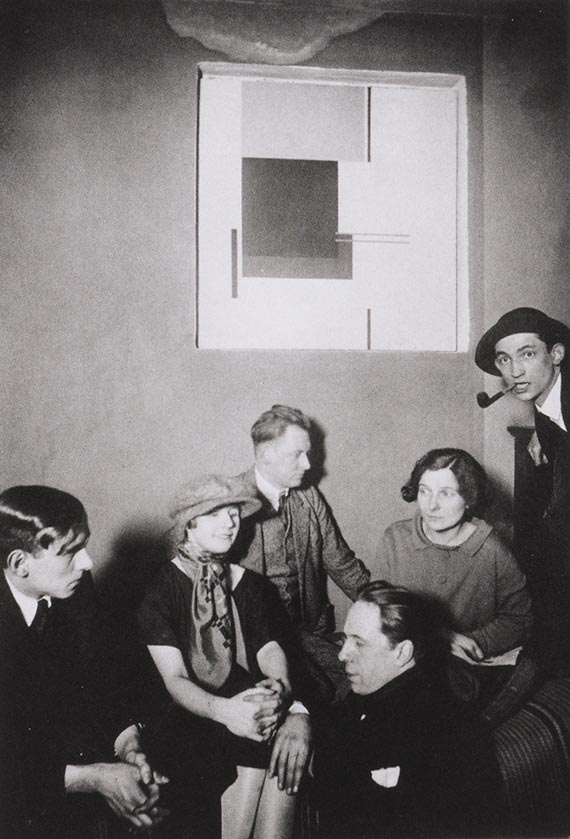 Illustration for: Vordemberge-Gildewart, Nelly von Doesburg, Kurt Schwitters, Theo van Doesburg, Käte Steinitz and Hans Nitzschke (f. l. t. r.) in Hans Nitzschke’s studio, Hannover, 1925.<br />© Museum Wiesbaden, Archiv Vordemberge-Gildewart.