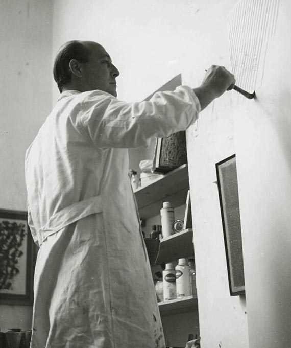 Illustration for: Piero Dorazio in his studio, 1959, photo: Werner Schloske. © Piero Dorazio by SIAE 2026 / VG Bild-Kunst, Bonn 2026