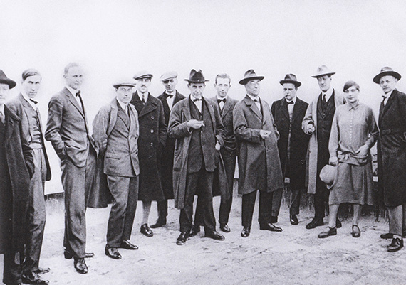 Illustration  for: The Bauhaus Masters on the roof of the Bauhaus campus in Dessau, Dec. 1926, from r. to l.: Oskar Schlemmer, Gunta St&ouml;lzl, Lyonel Feininger, Paul Klee, Wassily Kandinsky, Marcel Breuer, Walter Gropius and others, photo: unknown.