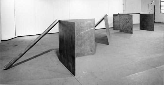 Illustration for: Exhibition view of “Richard Serra”, Castelli Warehouse, New York, 1969–70 (the work shown here is in the center), photo: unknown. © Estate of Richard Serra / VG Bild-Kunst, Bonn 2026